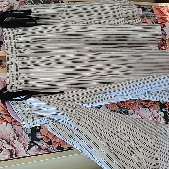 White striped top, off shoulder with ties - Picture 2 of 4